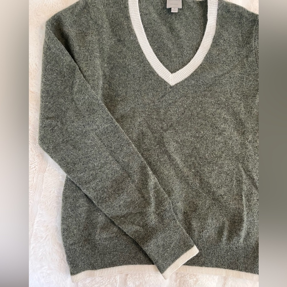 Nouveaux 100% cashmere sweater! Excellent condition, worn once! Size S